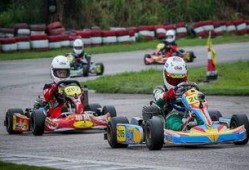 卡丁车网红男吃瓜,揭秘背后惊人真相