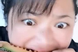 农村女网红吃瓜图片大全,揭秘乡村美食新风尚