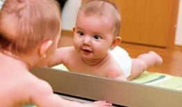 宝宝镜子爆料图片搞笑视频,镜子里的宝宝笑料百出