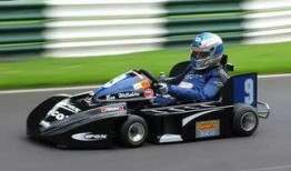 卡丁车网红男吃瓜,揭秘背后惊人真相